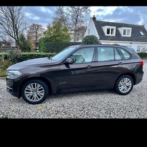 BMW X5 xDrive30d High Executive / Trekhaak / Panoramadak / Camera / Head-up / Standverwarming / Luxe Leder / DAB / Dodehoek / Luchtvering / 19''