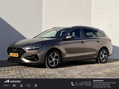 HYUNDAI I30 Wagon 1.5 T-GDi MHEV 160pk Premium Automaat Navigatie / Apple Carplay Android / 1410 kg trekgewicht / Stuur- en stoelverwarming / Zomer en winterbanden inclusief /