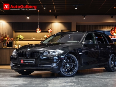 BMW 5-SERIE Touring 520d High Executive Black Optic Vol Leder, Navi Prof, Keyless, Soft Close, Ambiente Verl, Bleutooth, PDC, Xenon, Lmv.