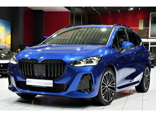 BMW 2 Serie Active Tourer 218iA M-SPORT ** LED, MOKKA LEDER, PANORAMA, TREKH, 19-inch LMV, ALARM ** 1e EIG - 18k onder NP, UNFALLFREI ** ** INFORMEER OOK NAAR ONZE AANTREKKELIJKE FINANCIAL-LEASE TARIEVEN **