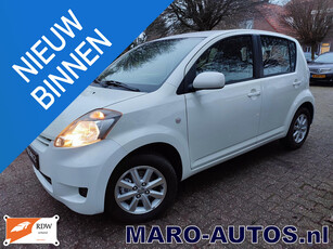 Daihatsu Sirion 2 1.3-16V Exclusive AUTOMAAT! AIRCO | AIRBAG Pack | 62.000 km! LM wielen | Boekjes | ALL-In prijs!