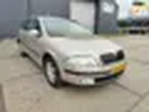 Skoda Octavia Combi 1.6 Elegance ( VOL DEALER ONDERHOUDEN)