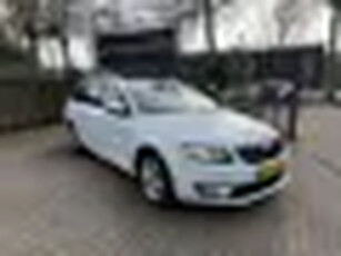 Skoda Octavia Combi 1.6 TDI Greentech Style Pano Nav Clima Stoelverw Trekh