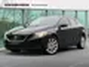 Volvo V40 2.0 T3 Momentum Navigatie, Trekhaak, Volledig dealer onderhouden, Park assist, 17 inch wie