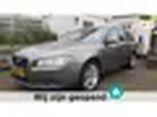 Volvo V70 2.4 D5 Kinetic Excellent mooie auto met prachtig creme leder welke 99 % Volvodealer onderh