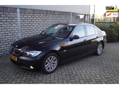 BMW 3-serie 318i Business Line Leder Groot Navi Clima