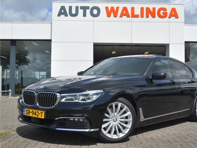 BMW 7 Serie 730d High Executive Laserlicht Opendak Verwarming-koeling en Massage Zeteles Soft close Nappa Leer Head-up display Stoelverwarming v+a Surround view Dakhemel Alcantara Comfortstoelen Achteruitrij camera Actieve sturing Apple carplay.