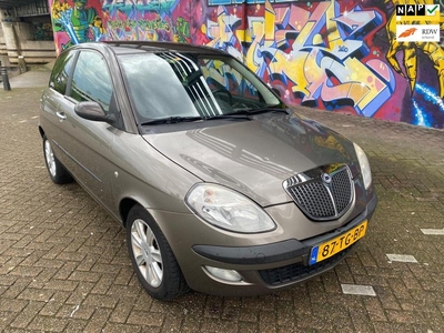 Lancia Ypsilon 1.4-16V Platino vol optie's navigatie stereo cruise control digitale airco sport velgen 2tone zeer leuke auto