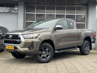 Toyota Hilux 2.4 D-4D Proffesional X-TRA Cab Premiumpack, Climate Controle Navigatie betreft een nieuwe Nederlandse auton