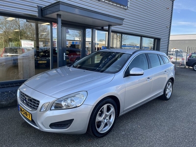 Volvo V60 1.6 T3 Momentum Dealer o.h. Trekhaak PDC Stoelverw. Navi