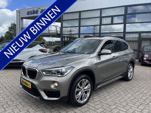 BMW X1 sDrive18d Automaat High Executive Edition Trekhaak Grote Navigatie Camera Leer Sportstoelen Led Koplampen DAB Head-Up Display Extra Getint Glas Sportline 1e Eigenaar NL Auto BTW Auto