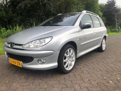 Peugeot 206 206; SW 1.6 16V quick zilver. Wordt geleverd