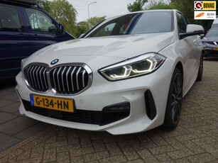 BMW 1-serie 118i Executive Edition Navigatie / Apple carplay / Parkeersensoren / Automaat