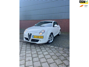 Alfa Romeo MiTo 0.9 TwinAir Esclusivo met APK en een kleine beurt