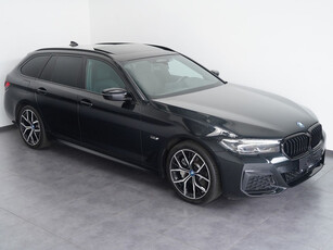 BMW 5 Serie Touring 530e xDrive M-SPORT ** LED, LEDER, PANORAMA, COCKPIT PROF, 19-inch LMV ** 1e EIG - UNFALLFREI - BMW GAR ** * INFORMEER OOK NAAR ONZE AANTREKKELIJKE FINANCIAL-LEASE TARIEVEN **