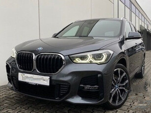 BMW X1 xDrive25e M-SPORT ** LED, NAVI+, PANORAMA, TREKH, SPIEGELPACK, 19-inch LMV ** 1e EIG - Slechts 22.768km. BMW GAR ** ** INFORMEER OOK NAAR ONZE AANTREKKELIJKE FINANCIAL-LEASE TARIEVEN **