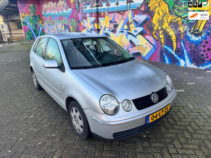 Volkswagen Polo 1.4-16V 5 deuren airco cruise controle elektrische ramen cv boeken aanwezig goed onderhouden leuke km stand