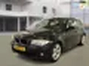 BMW 1-serie 120i High Executive/AUT/PSENSOR/AIRCO/CRUISE/5DEURS/BOEKJES