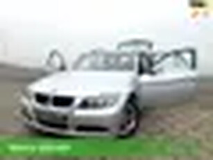 BMW 3-serie Touring 318i Business Line 143PK NAP 6Bak Scherm Navi