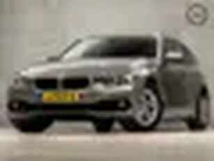 BMW 3 Serie Touring 320i Luxury 184Pk Automaat (GROOT NAVI, CLIMATE, GETINT GLAS, LEDEREN SPORTSTOELEN, CRUISE, PARKEERSENSOREN, NIEUWE APK, NIEUWSTAAT)