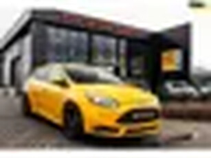 Ford Focus 2.0 EcoBoost ST-3, 250 PK, Schuifdak. Full Leder, Camera, Cruise!