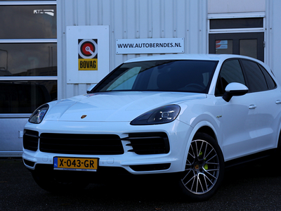 PORSCHE CAYENNE 3.0 E-Hybrid 462PK Plug in*Perfect Porsche Onderh.*1ste Eig*Luchtvering/PASM/Black Pack/Sportuitlaat/Sport Chrono/Apple Carplay-Android/Standkachel/Elek. Klep./Camera/Rijstrook/Stoelverw./LED/DAB/Parkeersens.V+A/21 inch LM*