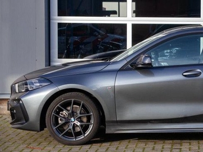 BMW 1-serie 118i Business Edition Plus automaat, BTW auto, pano-dak,onderhoudcontract, winterbanden