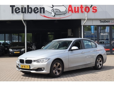 BMW 3-serie 320i High Executive Motor draait rustig rond