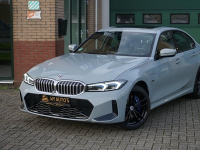 BMW 3-serie 330e M-Sport ShadowLine|Pano.Dak|Elektrische Trekhaak LaserLight|Navi|Camera|NardoGrey|Sfeerverlichting|Adaptieve Cruisecontrol|Head-up display