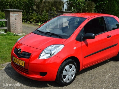 Een bijna NIEUWE Toyota Yaris 1.0 VVTi + met maar 20 dkm !