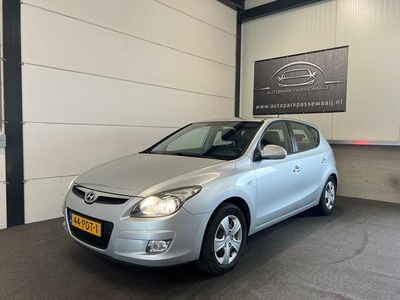 Hyundai I30 1.6i i-Motion Business Parkeersesnoren, Airco