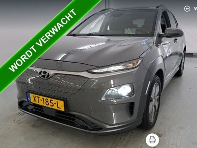 Hyundai KONA EV Premium 64 kWh 100%EV. *€2.000,- SUBSIDIE* / Navigatie / Pdc+Camera / Xenon / Leder / stoelverwarming