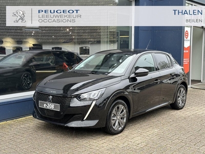 Peugeot e-208 EV Allure Pack 50 kWh | € 29.850 Na Subsidie | 3 Fase Lader | Slechts 3.300 KM gereden | Navigatie | Digitaal Dashboard | Climate Control | Stoelverwarming | Full LED Verlichting | Lichtmetalen Velgen | Parkeercamera |