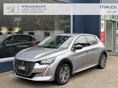 Peugeot e-208 EV Allure Pack 50 kWh | € 29.850 na Subsidie | 3 Fase Lader | Slechts 4.000 KM gereden | Navigatie | Digitaal Dashboard | Climate Control | Stoelverwarming | Full LED Verlichting | Lichtmetalen Velgen | Parkeercamera |