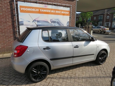 Skoda Fabia 1.2-12V Go BJ 2010 ! BARST IN VOORBUMPER