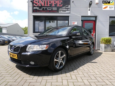 Volvo S40 2.0 Limited Edition -1STE EIGENAAR!-VOLLEDER-LICHTMETALEN VELGEN-STOELVERWARMING-TREKHAAK-NAVI-BLUETOOTH-PDC ACHTER-ETC.