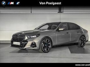 BMW 5-SERIE Sedan 520i | Glazen panoramadak | Trekhaak met elektrisch wegklapbare kogel | Verwarmde stoelen voor en achter