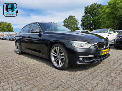 BMW 3-serie 330e Luxury-Pack (INCL-BTW) Aut. *PANO | FULL-LED | DAKOTA-VOLLEDER | NAVI-FULLMAP | HARMAN/KARDON-AUDIO | BLIND-SPOT | ECC | PDC | CRUISE | CAMERA | SPORT-SEATS | LANE-ASSIST | HUD | 18 