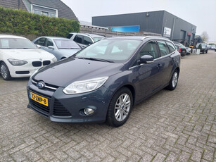 Ford FOCUS Wagon 1.0 EcoBoost Titanium motor rookt