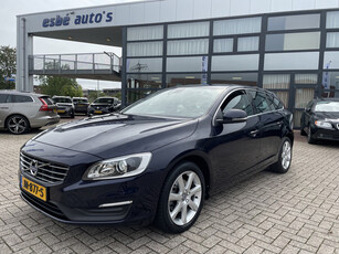 Volvo V60 2.0 T4 190 pk Nordic+ Trekhaak Navigatie Xenon Clima + Cruise Control Standkachel Stoelverwarming Voorruit Verwarming On Call NL Auto