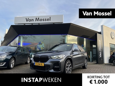 BMW X1 sDrive20i High Executive | M-SPORT | PANORAMADAK | HEAD UP DISPLAY | NAVIGATIE | ACHTERUITRIJCAMERA | ELEKTRISCHE ACHTERKLEP | HALF-LEDER | AFNEEMBARE TREKHAAK | LED KOPLAMPEN | DEALER ONDERHOUDEN |