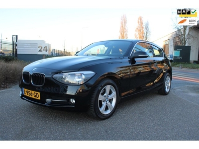 BMW 1-serie 116i SPORT MOOIE KUIPSTOELEN NAVIGATIE