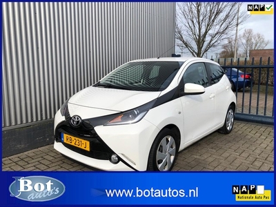 Toyota Aygo 1.0 VVT-i x-play / NAVIGATIE / AIRCO /