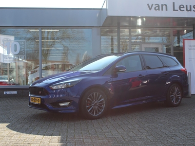 FORD FOCUS WAGON 1.0 140 PK XENON VERL CRUISE APPLE/ANDROID NAVI CLIMA STOEL/STUUR/VOORRUITVERW. EL-BESTUURDERSSTOEL CAMERA AFN-TREKHAAK PARK-SENSOREN BLUETOOTH EL-SPIEGELS 17'' LM-VELGEN