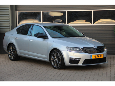 Škoda Octavia 1.8 TSI Greentech R-Line Xenon | Leder | Navi | Sportstoelen | Stoelverw | PDC | Cruise | Tel-Bluetooth | LMV18'' Zeer nette