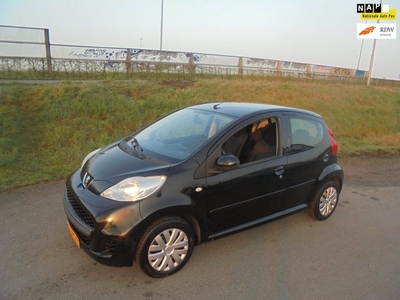 Peugeot 107 Peugeot 107 1.0 benzine 5 deurs airco 144.000km