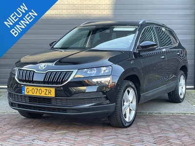 SKODA KAROQ 1.0 TSI AMBITION BUSINESS I GOEDE VRIJDAG + TWEEDE PAASDAG OPEN! I AUTOMAAT I TREKHAAK I NAVI I APPLE/ANDRIOD AUTO I PARKEERSENSOREN