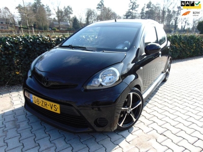 Toyota Aygo 1.0-12V Sport , 5-Deurs , Spoiler Pakket , Airco / Elec.Pakket / 16 Inch Lm velgen .