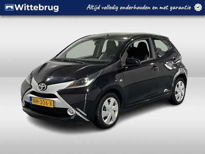 Toyota Aygo 1.0 VVT-i x-play Binnenkort te zien in onze showroom ! Reserveer alvast uw afspraak ! | Airco | Touchscreen