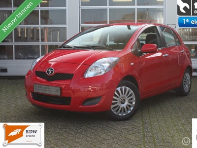 Toyota Yaris 1.0-12V VVT-I 5-Deurs Facelift Cool/Comfort Airconditioning Centrale Deurvergrendeling Elektrishe Ramen+Spiegels Boordcomputer Multifunctioneel-/Lederstuur Bluetooth Handsfree Tel. Isofix Dubbele Airbags&Speakers In Hoogte Verstelbare Voorsto